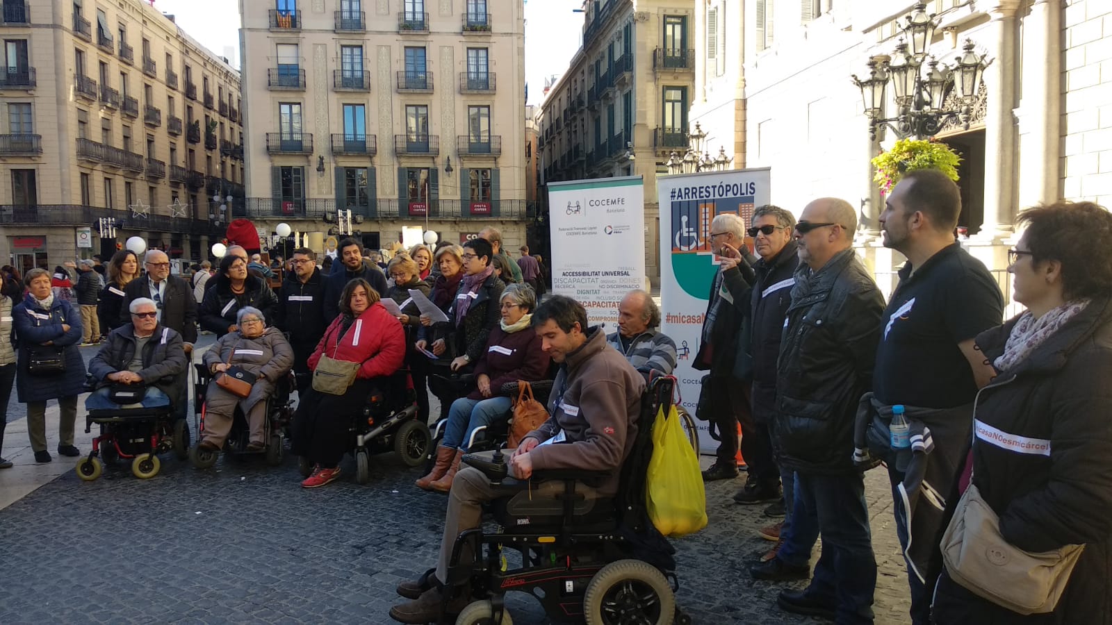 •	COCEMFE Catalunya i COCEMFE Barcelona han dut a terme una de les 37 concentracions que s'han celebrat a Espanya per reclamar que no hi hagi persones amb discapacitat sense poder sortir de casa per falta d'accessibilitat