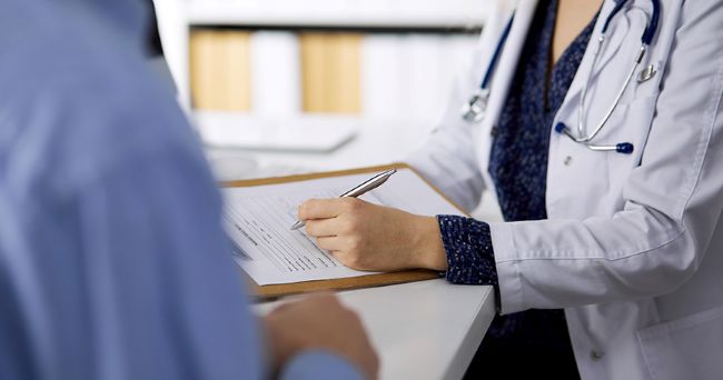 Una doctora prenent notes